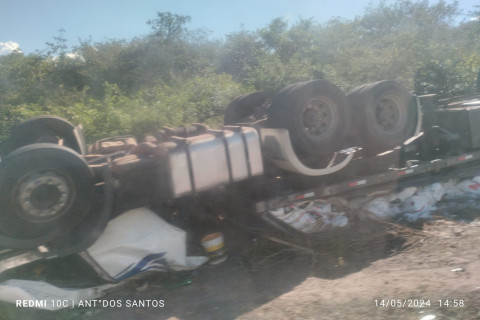 Carreta tomba e motorista fica preso às ferragens