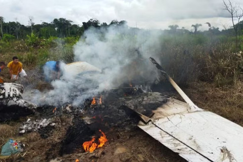 Avião cai em região de mata no interior do Acre e deixa uma pessoa morta